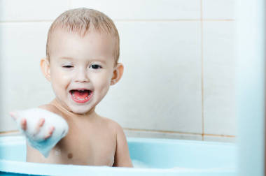 快乐宝贝男孩洗个澡