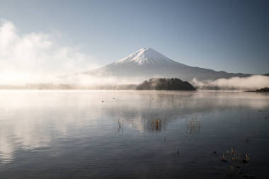 在河口湖，山梨縣，旅游的日本富士山和藍(lán)天
