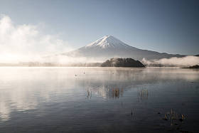 在河口湖，山梨县，旅游的日本富士山和蓝天