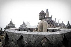 佛教寺庙婆罗浮屠采取在日出。日惹印度尼西