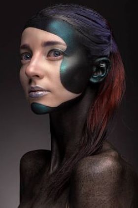 一个女人的肖像与创造性的化妆在灰色的背景