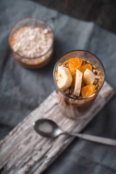 冰沙與香蕉切片，質(zhì)樸的基座上普通話頂視圖