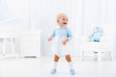 學走路的小男孩的第一步