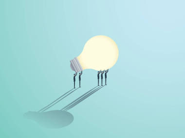 組的商家拿著一個燈泡。對商業(yè)創(chuàng)意、 創(chuàng)新和集思廣益的矢量符號