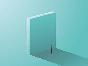 站在巨大的墙前作为象征的业务挑战和克服的商人