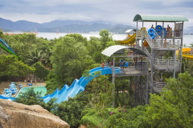 在芽莊水上公園多彩滑水