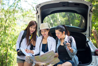 組的女人旅行者坐在兩廂車照片