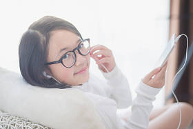 亚洲女孩使用耳机听音乐图片