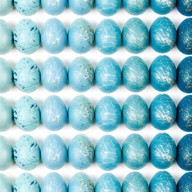圖案背景與藍和綠松石有斑點的復活節(jié)彩蛋。酯的概念
