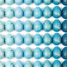 图案背景与蓝和绿松石有斑点的复活节彩蛋。酯的概念