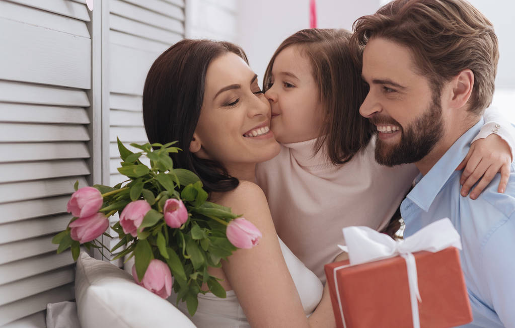 好可爱的姑娘,亲吻她的母亲 好可爱的姑娘,亲吻她的母亲