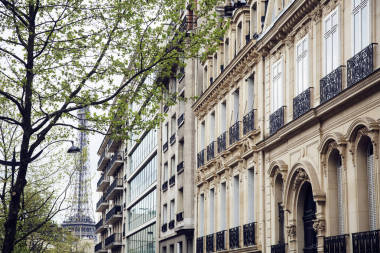 在法國(guó)巴黎的街道上的房子