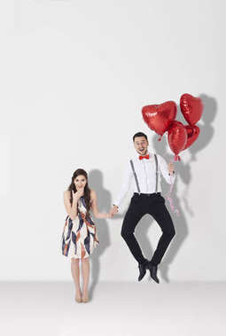 男人用气球跳跃图片