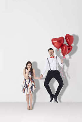 男人用气球跳跃图片