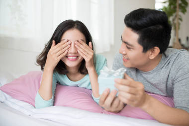 熱戀中的年輕情侶做禮物 