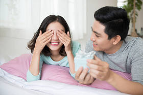 热恋中的年轻情侣做礼物 