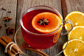 拳和香料上木板特写图片