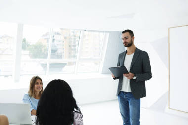 有才華的男性它制作演示文稿的談?wù)搩?yōu)點(diǎn)和可用性的新軟件的程序員