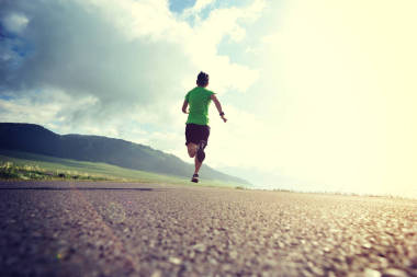 年輕女子在道路上運(yùn)