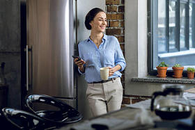 喝咖啡的女商人