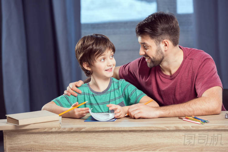 父親幫助兒子做作