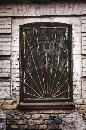在一栋废弃的老建筑的破的窗户