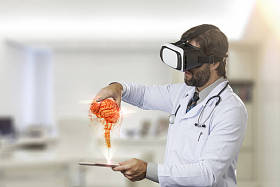 男医生在他的办公室照片