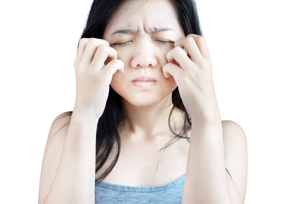 在白色背景上分离出一个女人抓她的脸上或脸。白色背景上剪切路径
