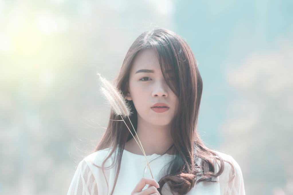 微笑亚洲妇女肖像图片