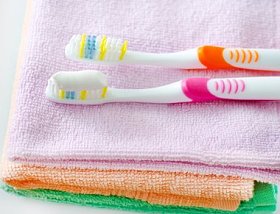 牙刷和牙膏图片