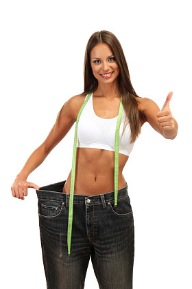 美丽的年轻女子，与大牛仔裤和卷尺，孤立在白色