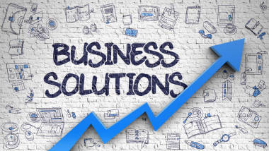 在白色砖墙上绘制的业务解决方案