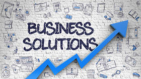 在白色砖墙上绘制的业务解决方案