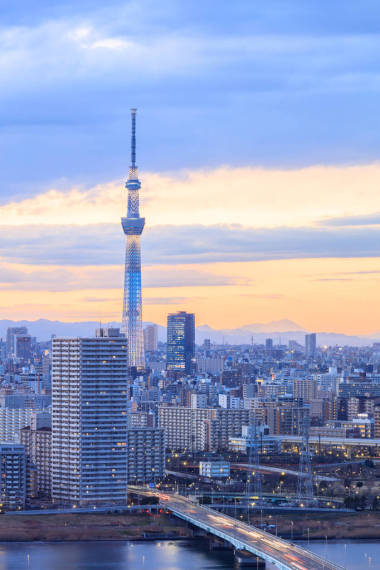 東京城市與東京天空樹在日落的時(shí)候