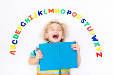 兒童學(xué)習(xí)字母和閱讀圖片