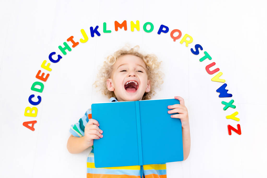 儿童学习字母和阅读图片