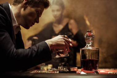 男人喝威士忌酒圖片