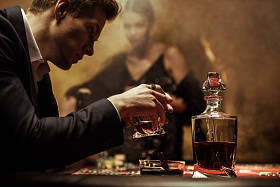 男人喝威士忌酒图片