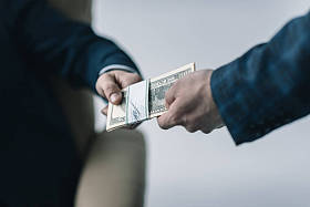 与港元银行纸币的商人