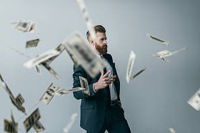 与港元银行纸币的商人照片