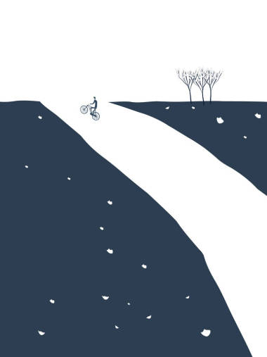 騎自行車的人騎著自行車在春天的小山丘上