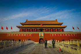 北京，中国-2017 年 1 月 29 日︰ 美丽的寺庙建筑紫禁城，典型的中国古代建筑、 毛正面，挂的画像士兵站岗