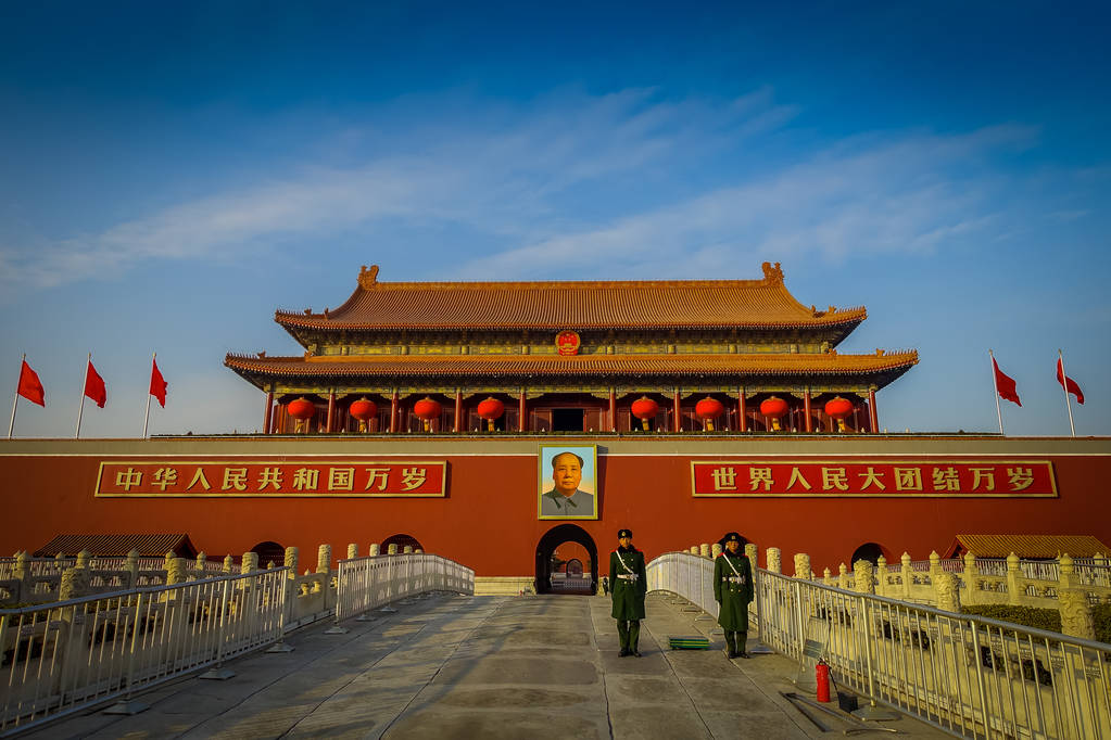 北京，中国-2017 年 1 月 29 日︰ 美丽的寺庙建筑紫禁城，典型的中国古代建筑、 毛正面，挂的画像士兵站岗