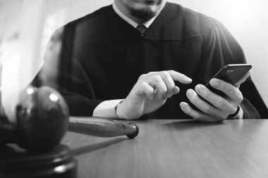 司法和法律概念。男性法官在法庭上與