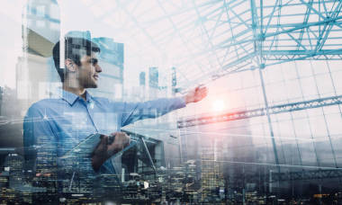 商人在办公室的曝光。混合媒体