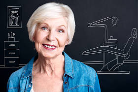 在牙医办公室高兴微笑女人