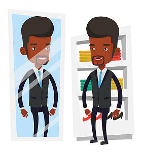 试衣服在更衣室里的男人.图片