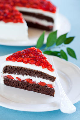 巧克力蛋糕片斷與枸杞漿果果醬和奶油芝士