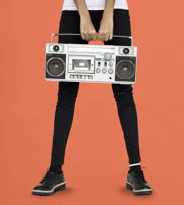 人控股舊復(fù)古收音機(jī)