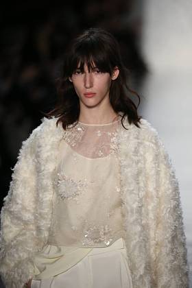 中午由努尔时装秀图片